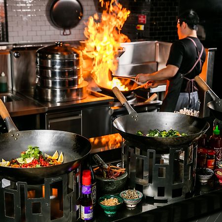 Qt Queenstown Extérieur photo A wok being used in a restaurant kitchen