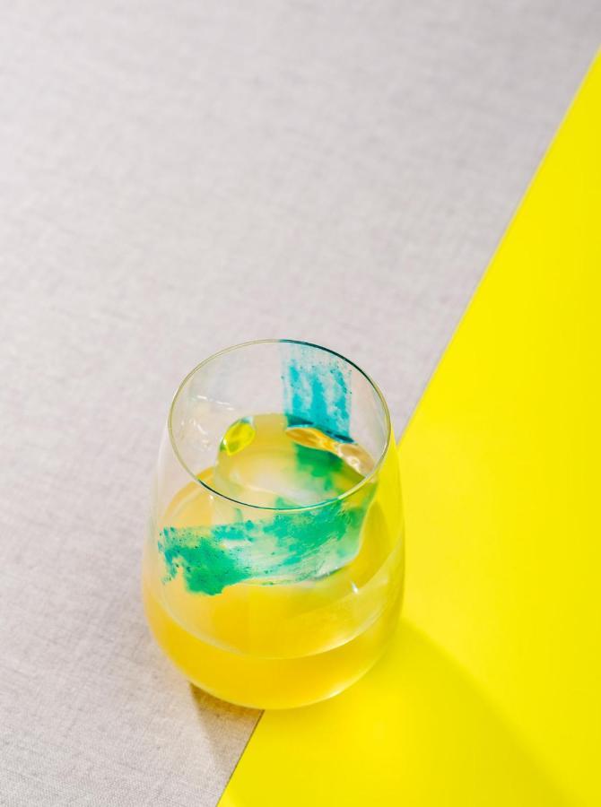 Qt Queenstown Extérieur photo A glass of yellow and blue paint
