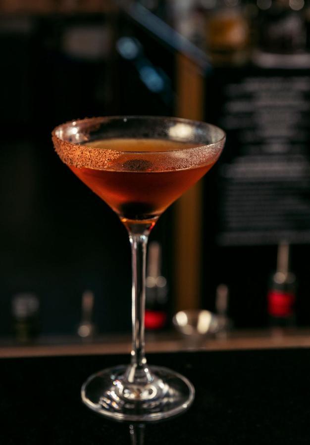 Qt Queenstown Extérieur photo A Manhattan cocktail