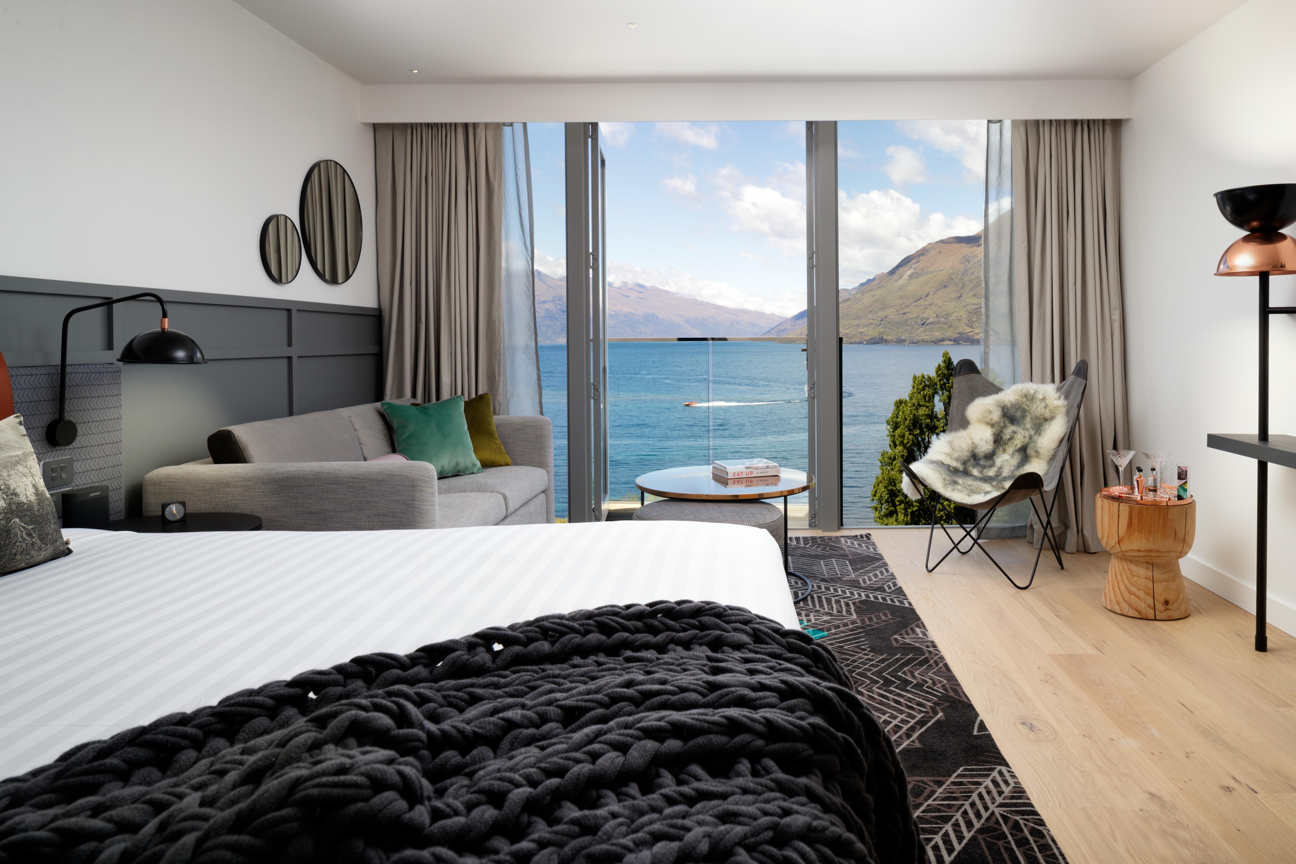 Qt Queenstown Extérieur photo The hotel's Lakefront Suite