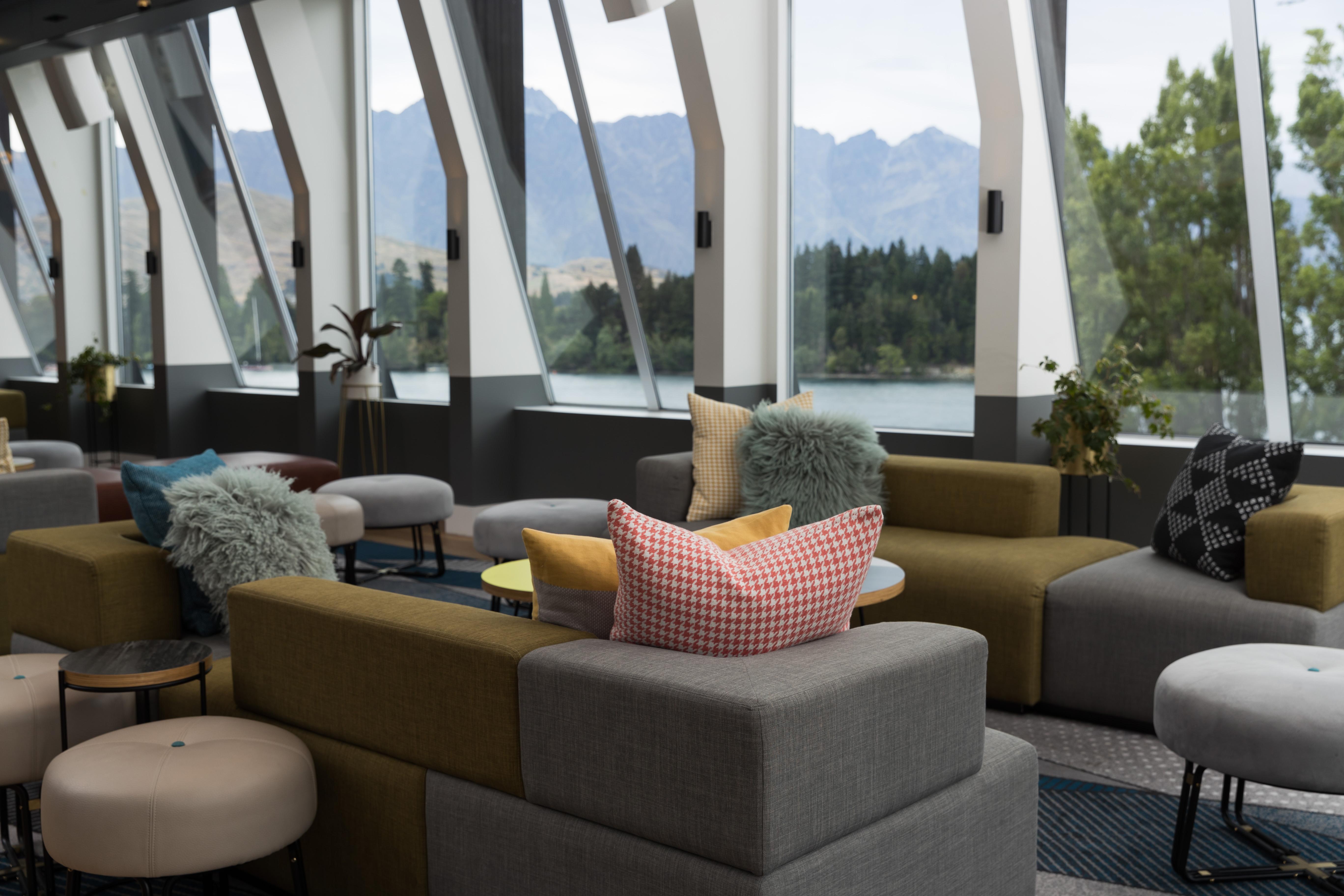 Qt Queenstown Extérieur photo The lounge at Queenstown Airport