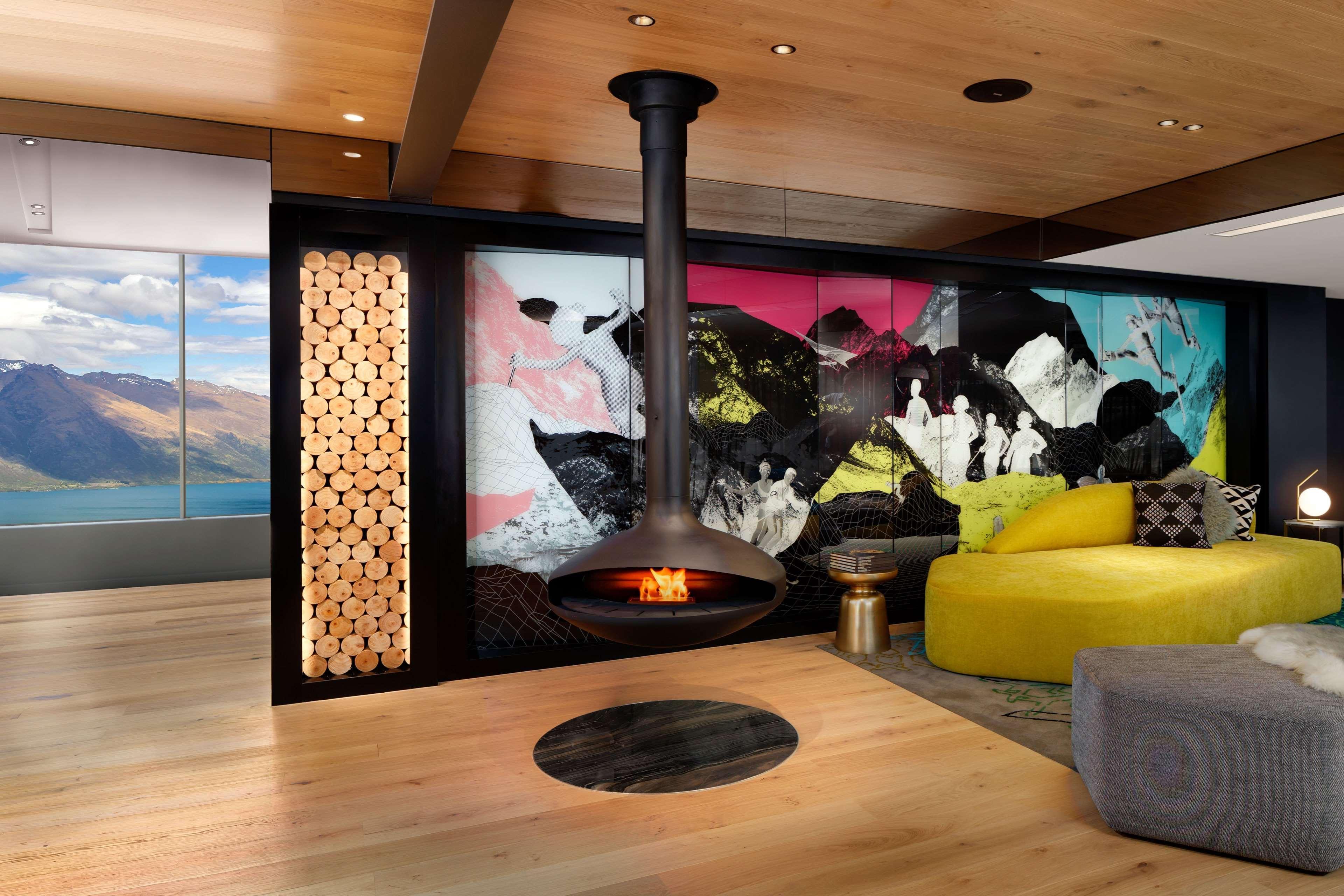 Qt Queenstown Extérieur photo A suspended fireplace
