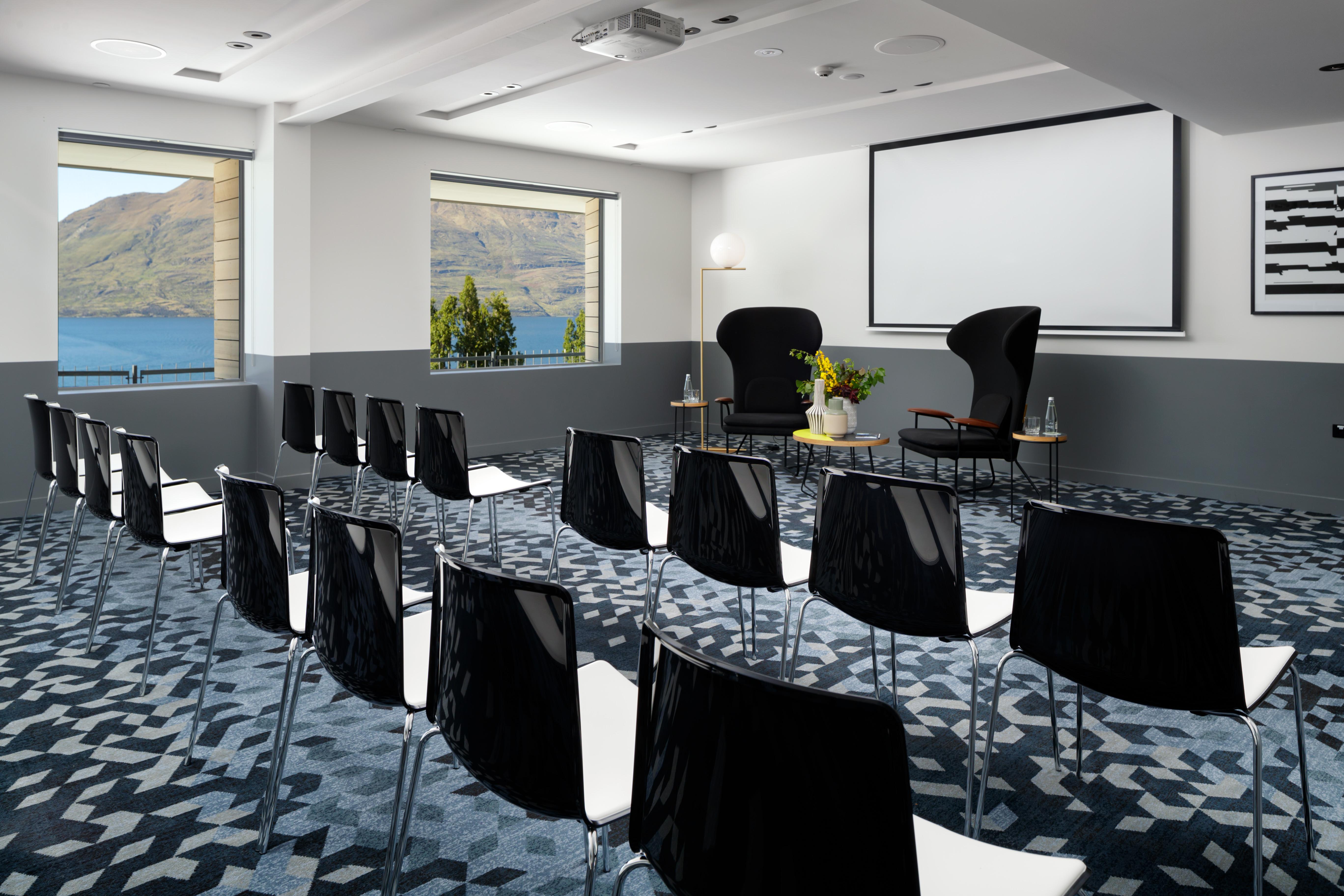 Qt Queenstown Extérieur photo The meeting room