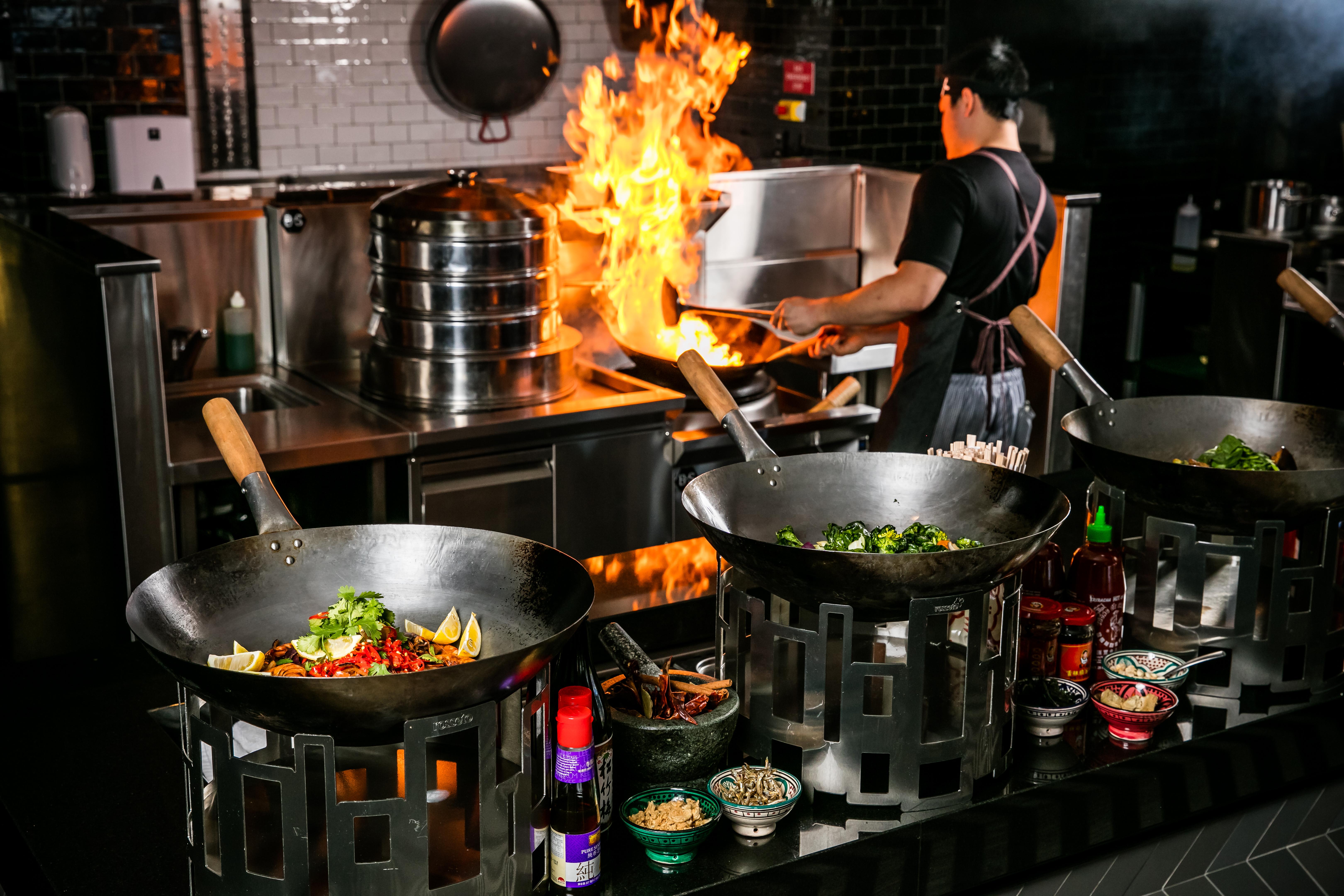 Qt Queenstown Extérieur photo A wok being used in a restaurant kitchen